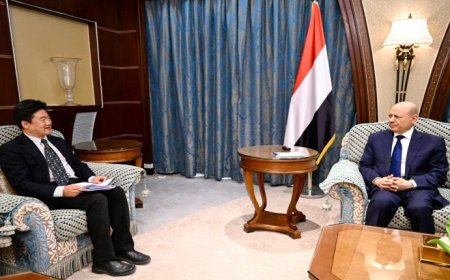 رئيس مجلس القيادة يستقبل القائم باعمال سفارة جمهورية الصين الشعبية