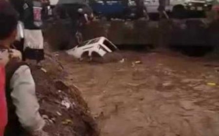 إنقاذ سائق ‘‘باص’’ من موت محقق بعدما جرفته السيول وسط اليمن