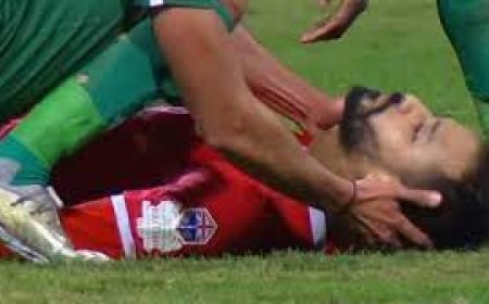 لحظة إصابة لاعب مصري بنوبة قلبية ..وسيارة الإسعاف تقتحم الملعب في محاولة إنقاذه