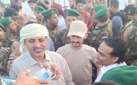 اللواء الزبيدي وبن مبارك يشاركان في إفطار شبابي بعدن