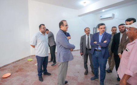رئيس الوزراء يوجه بإحالة إدارة مؤسسة حكومية بعدن للتحقيق