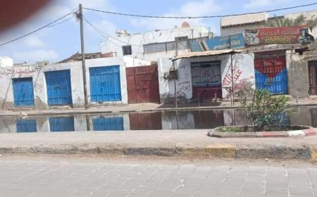 إغراق شارع رئيسي في الشيخ عثمان بعدن بمياه الصرف الصحي