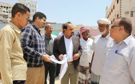 المحافظ بن ماضي يطّلع على بدايات تدشين العمل بمشروع توسعة شارع المكلا