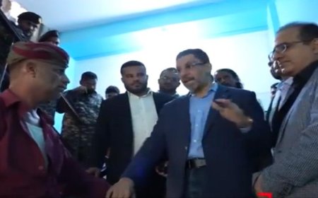 شاكيًا قصور مستشفى حكومي بعدن.. مواطن يصرخ في وجه رئيس الوزراء