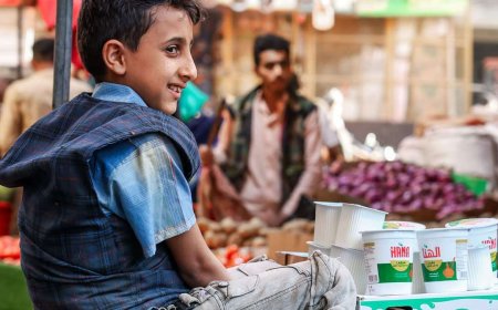 تضامن واسع مع طفل يتحمل مسؤولية عائلته في تعز عبر مواقع التواصل الاجتماعي