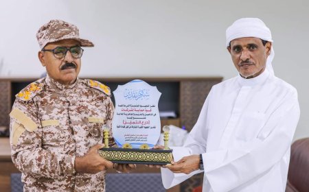 البحسني يمنح قائد قوة حماية الشركات بالمنطقة العسكرية الثانية درع التميز