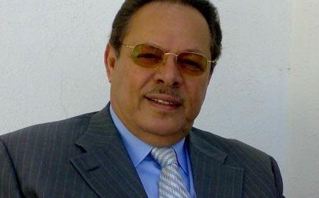 وُلِـدَ الـهُـدى فَـالكائِناتُ ضِياءُ وَفَـمُ الـزَمـانِ تَـبَـسُّـمٌ وَثَناءُ
