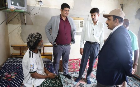 محافظ حضرموت يزور عامل نظافة مصابا ويؤكد تقدير السلطة المحلية والمجتمع لجهود مهندسي النظافة