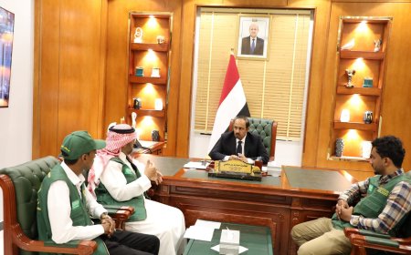 محافظ حضرموت يبحث مع فريق وحدة التنسيق بمركز الملك سلمان التدخلات الانسانية النوعية التي تحتاجها المحافظة
