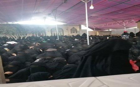 عشرات النساء في ذمار يتزاحمن للحصول على وجبة إفطار رمضانية مقدمة من فاعل خير 