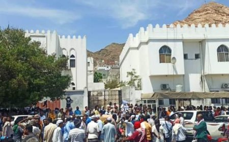 معلمو حضرموت يطالبون برواتبهم في وقفة احتجاجية بالمكلا