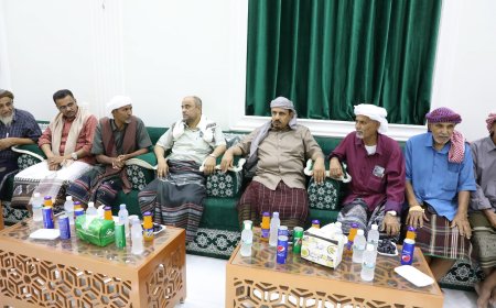محافظ حضرموت ووزير المالية يُقدّمان التعازي في وفاة الكادر الإداري سعيد بن دهري والمقدّم سالم باقراضة العكبري