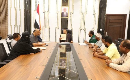 محافظ حضرموت يطّلع على النشاط الانتاجي لمصنع المكلا لتعليب الأسماك الغويزي