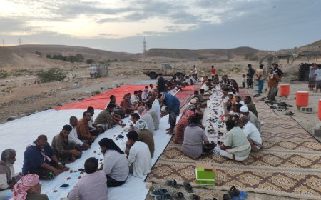 مائدة إفطار كبرى في منطقة شعب درباس بمدينة المكلا 