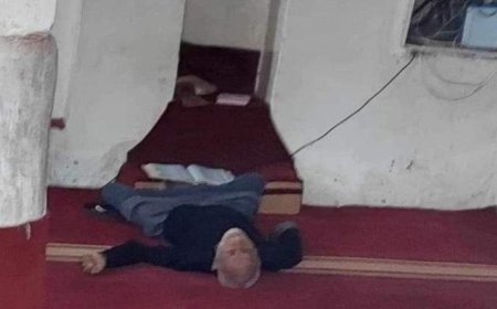رجل مُسن يموت وهو يقرأ القرآن في مسجد قرية عدن 