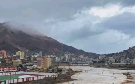 سيول جارفة تغمر خور المكلا بمحافظة حضرموت