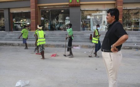 المدير العام لمديرية مدينة المكلا يتابع أعمال التصفية وإزالة مخلفات المنخفض الجوي