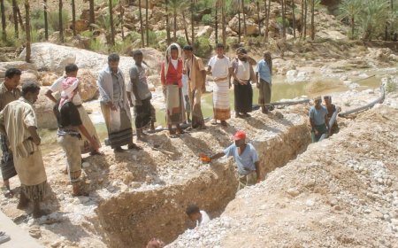 السلطة المحلية بحجر تتمكن من الوصول إلى قرية المعملة المنكوبة والمحاصرة بالسيول وتشرع في أعمال الصيانة