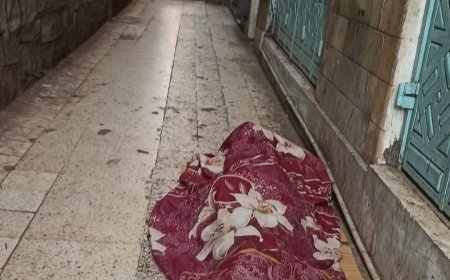 الانقطاع المتكرر للكهرباء والرطوبة العالية تجبران الناس على النوم في الشوارع.. صور مؤلمة من مدينة عدن