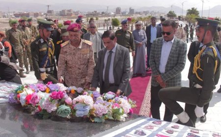 البحسني يضع إكليلًا من الورد على ضريح الجندي المجهول بالنصب التذكاري وساحة شهداء حضرموت