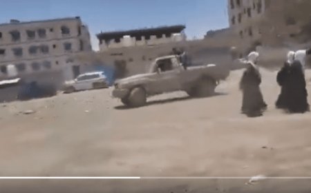 أطفال يستعرضون بعربة عسكرية أمام مدرسة للبنات بمأرب