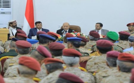 العليمي يعقد اجتماعاً مع قادة الجيش في مأرب ويؤكد على الجاهزية القتالية