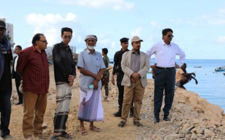 المحافظ بن ماضي يتفقد أعمال التوسعة لطريق المكلا