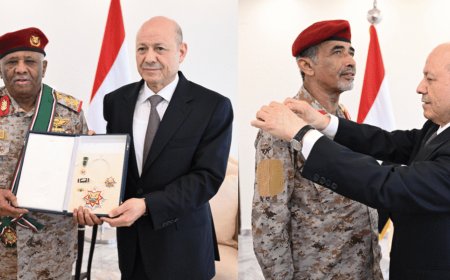 العليمي يمنح وسام الشجاعة لشهداء الجيش والأمن ويقلد الصبيحي وهادي ورجب وقحطان وسام 26 سبتمبر