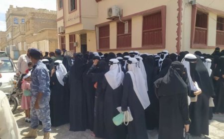 الغضب الطلابي.. وقفة احتجاجية أمام مكتب التربية في غيل باوزير ضد قرارات الامتحانات