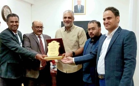 الوزير الحريزي والمسؤولون في شبوة يناقشون تحسين الطرق ومشاريع البنية التحتية