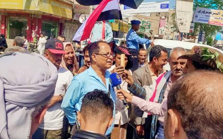 يحدث الآن .. تعز تشهد تظاهرة غاضبة رفضاً لسياسة التجويع ورفع سعر الروتي