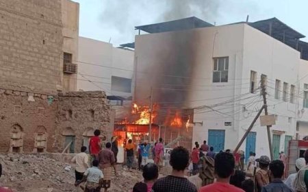 اندلاع حريق هائل ببقالة يمتد إلى ماطور مسجد في عدن