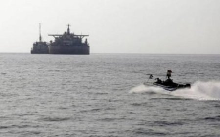 إعلان بشأن مصير طاقم سفينة تعرضت لهجوم حوثي وأضرار بالغة