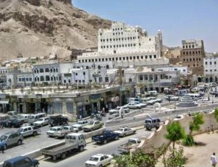 انفجار يستهدف طقماً عسكرياً في سيئون واستنفار أمني بالموقع