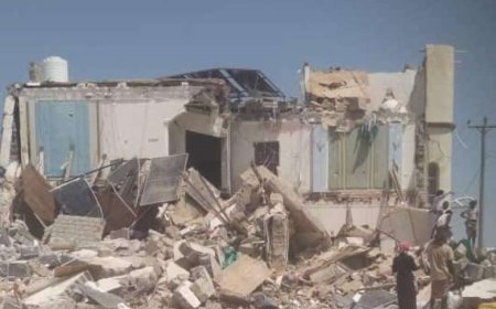 تفاصيل.. انفجار يتسبب بتدمير مبنى سكني بالمهرة وسقوط ضحايا