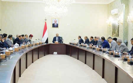 اللواء الزُبيدي يرأس اجتماعا استثنائيا لمجلس الوزراء