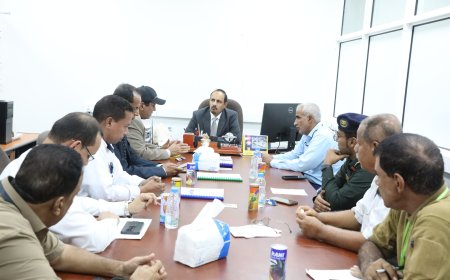 محافظ حضرموت يرأس اجتماعًا لتعزيز جاهزية مطار الريان لاستقبال الرحلات الخارجية 