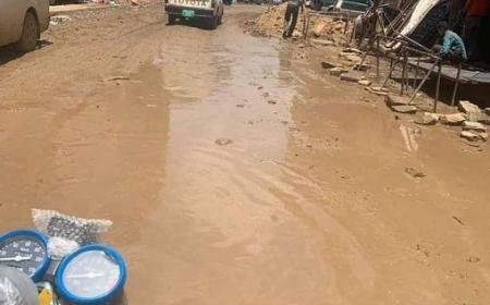 أسرة تتفاجأ بسيول عارمة من شبكة الصرف الصحي تغمر منزلها