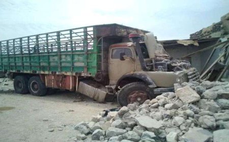 قاطرة تصدم منزل وتتسبب بانهياره