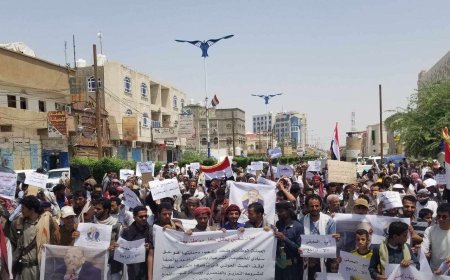 تظاهرات في مأرب تؤيد البنك المركزي بعدن وترفض الضغوط الدولية