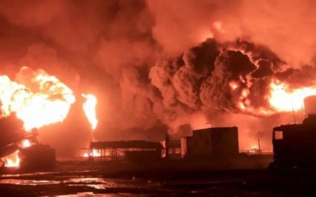 الحرائق تتواصل في ميناء الحديدة وتقترب من مخازن المواد الغذائية 