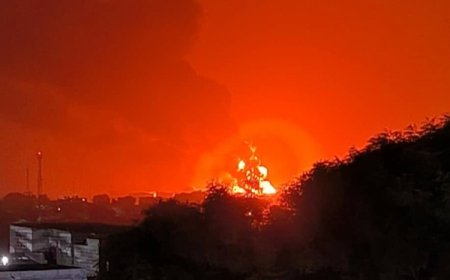 إنفجار هائل بخزان وقود جراء النيران المشتعلة في ميناء الحديدة نتيجة الغارات الإسرائيلية