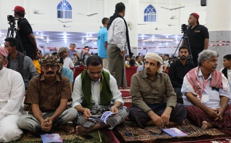 محافظ حضرموت يشارك أفراح 100 عريس وعروسة بمدينة روكب ويؤكد أنها تعكس قيم الترابط في المجتمع