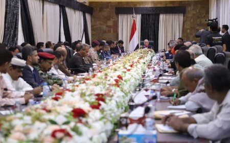 العليمي يعقد اجتماعاً مع قيادات حضرموت لبحث الأوضاع الخدمية والتنموية