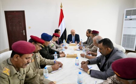 رئيس مجلس القيادة الرئاسي يجتمع باللجنة الأمنية في حضرموت