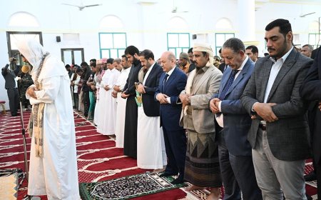 تداول واسع لصورة القاضي أكرم العامري مع الرئيس العليمي بالتزامن مع انتهاء مهلة حلف قبائل حضرموت