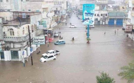سيول الأمطار تغمر شوارع ومنازل المواطنين في الحديدة