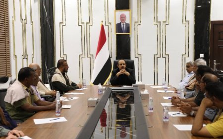 محافظ حضرموت يجتمع مع قادة الأحزاب والنقابات لمناقشة تعزيز الأمن والتلاحم ووحدة الصف