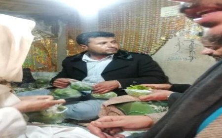 دكتور بجامعة صنعاء يلجأ لبيع القات بعد انقطاع مرتباته