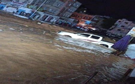 سيول المكلا تجرف عدة سيارات دون تسجيل خسائر في الأرواح